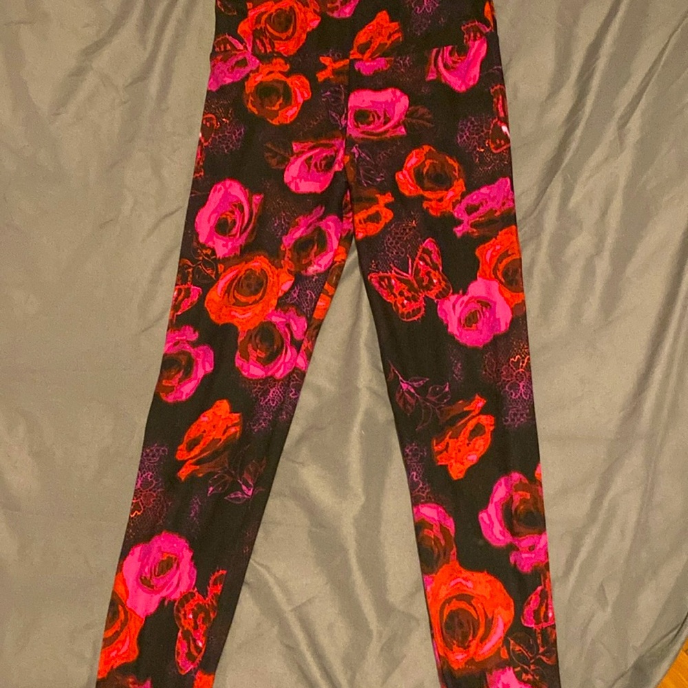 Leggings size S/M brand is No Boundries and color is black,red and pink.